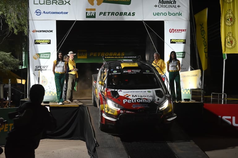 El Toyota GR Yaris Rally 2 de Gustavo Saba y Pablo Olmos en la rampa de Mariscal Estigarribia antes de partir hacia la primera especial de la Etapa 1 del Rally del Chaco 2026. v