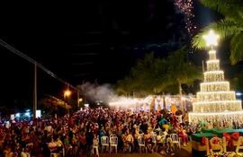 Por las noches se puede apreciar el maravilloso árbol y las luces que le dan el ambiente festivo a la ciclovía de la cuidad.