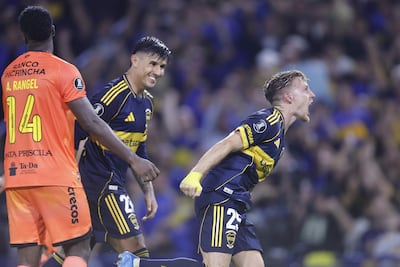 Santiago Ascacibar (d) de Boca celebra un gol este martes, en un partido de la fase de grupos de la Copa Libertadores entre Boca Juniors y Barcelona SC en el estadio La Bombonera en Buenos Aires (Argentina). 
