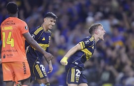 Santiago Ascacibar (d) de Boca celebra un gol este martes, en un partido de la fase de grupos de la Copa Libertadores entre Boca Juniors y Barcelona SC en el estadio La Bombonera en Buenos Aires (Argentina).