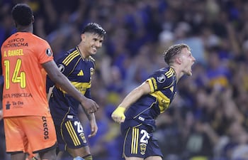 Santiago Ascacibar (d) de Boca celebra un gol este martes, en un partido de la fase de grupos de la Copa Libertadores entre Boca Juniors y Barcelona SC en el estadio La Bombonera en Buenos Aires (Argentina).