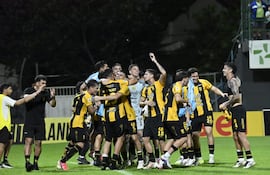 Los futbolistas de Guaraní celebran sobre el césped del estadio La Arboleda, tras el triunfo ante Libertad en el "clásico moderno".
