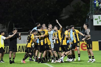 Los futbolistas de Guaraní celebran sobre el césped del estadio La Arboleda, tras el triunfo ante Libertad en el "clásico moderno".