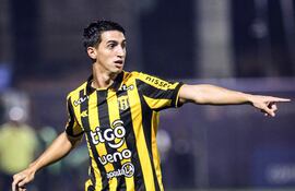 Enzo Agustín Manzur (24 años), volante argentino de Guaraní.