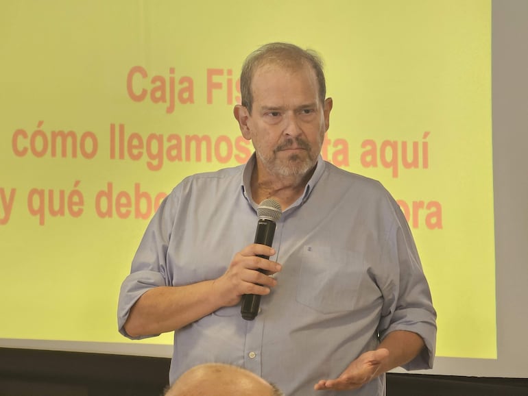 Manuel Ferreira, economista y exministro de Hacienda, en el panel debate de CERNECO.