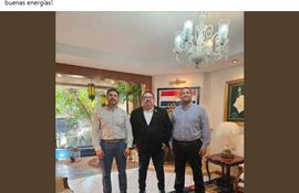 El cumpleañero Oscar "Nenecho" Rodríguez esta mañana con los diputados Derlis Rodríguez (c) y José Rodríguez.