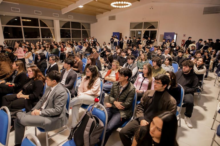 Sole Núñez con estudiantes de la UCA.