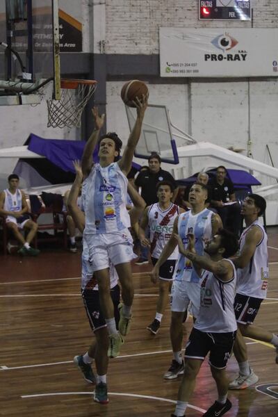 Antonio Montiel de San José se filtra y convierte la canasta.