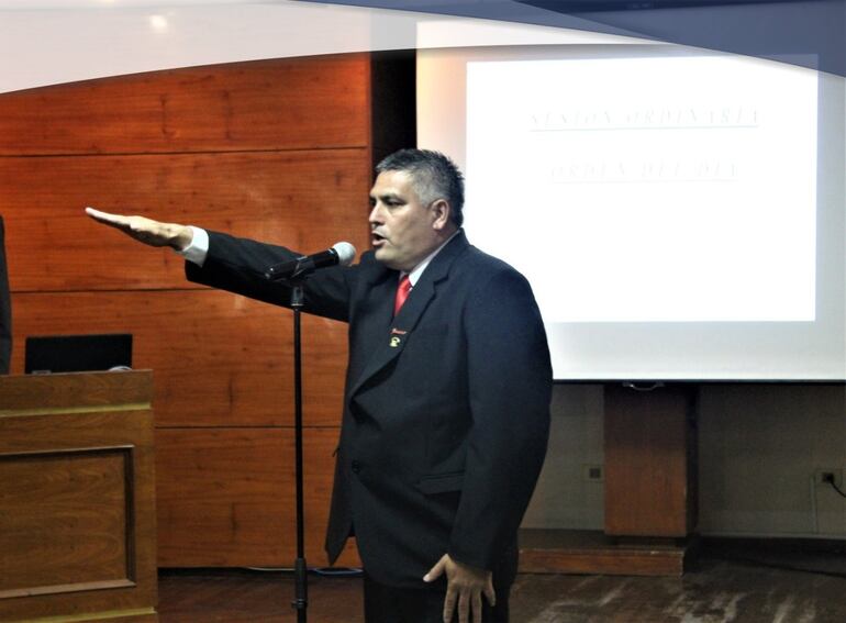 César Ojeda Figueredo cuando juró como intendente de Asunción.