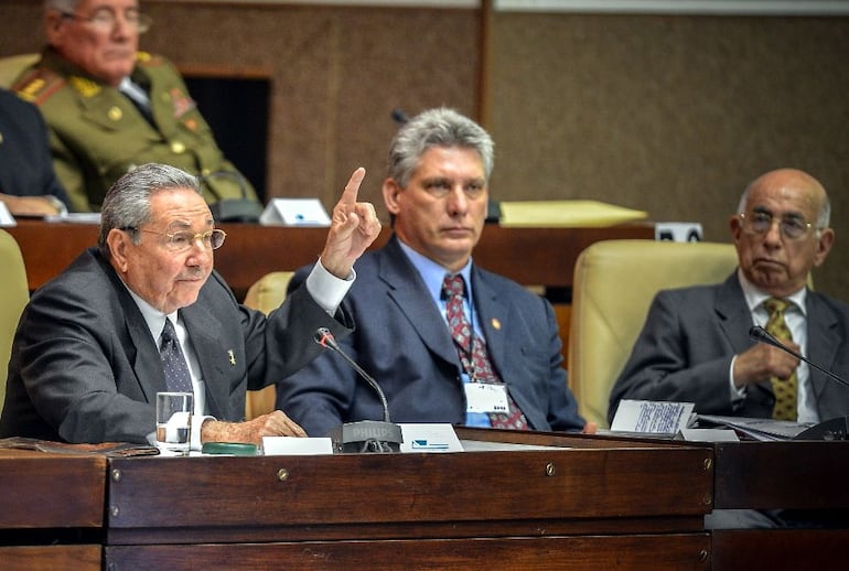 El expresidente de Cuba, Raúl Castro; y el actual mandatario Miguel Díaz Canel (d). (archivo)