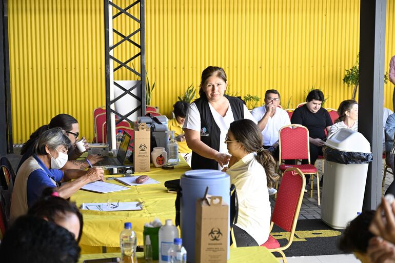 Éxito total: más de 700 personas se vacunaron en ABC Color