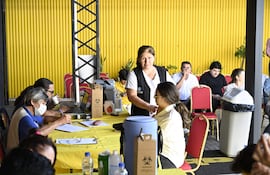 El personal de salud del PAI administra vacunas en el predio del diario ABC Color.