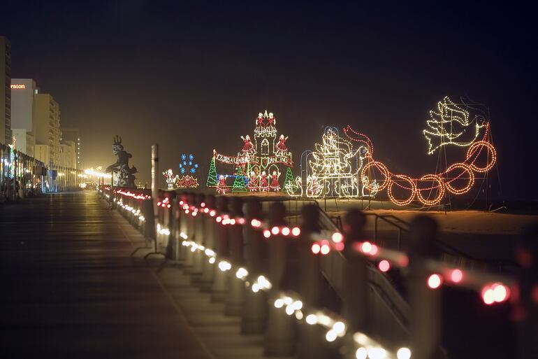 Antes de Navidad, en Virginia Beach: el paseo marítimo, normalmente reservado a peatones y ciclistas, también puede recorrerse en coche durante las "Holiday Lights at the Beach".