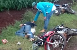 Hombre de 52 años falleció y adolescente quedó herido tras colisión frontal de motocicletas en Capitán Meza