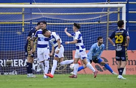 El volante ofensivo de Sportivo 2 de Mayo, Alan Gómez celebra el tanto del triunfo ante Sportivo Trinidense, en el barrio Santísima Trinidad.
