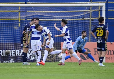 El volante ofensivo de Sportivo 2 de Mayo, Alan Gómez celebra el tanto del triunfo ante Sportivo Trinidense, en el barrio Santísima Trinidad.