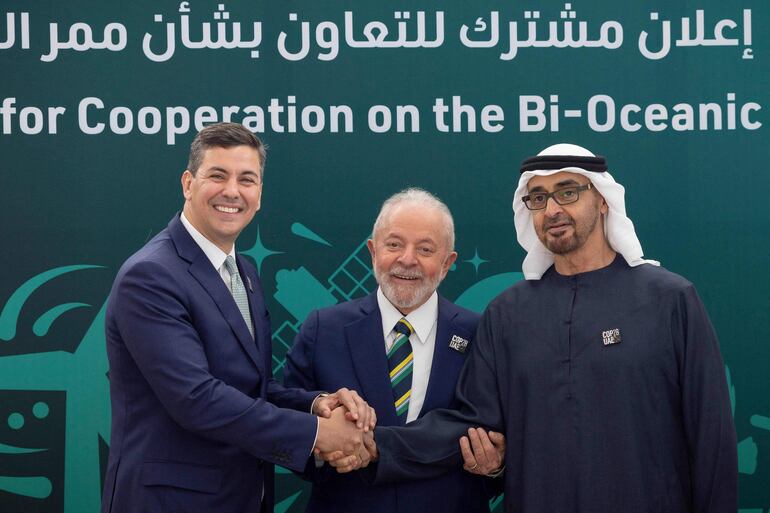 El presidente emiratí, Sheikh Mohamed bin Zayed Al Nahyan (d), el mandatario paraguayo Santiago Pena (c) y el presidente brasileño, Luiz Inacio Lula da Silva, en Dubái. (AFP)