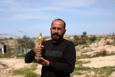 Hamdan Ballal con el Oscar en la aldea de Susya, en Hebrón, tras el ataque de los colonos israelíes, el 26 de marzo de 2025 (Getty Images)