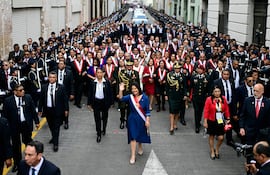 La presidenta de Perú Keiko Fujimori se dirige al Palacio de Gobierno después de su juramento como presidenta en el Congreso.