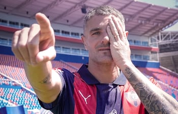El delantero argentino Pablo Ezequiel Vegetti (37 años), posando con la camiseta de Cerro Porteño.