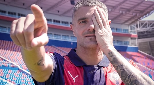 El delantero argentino Pablo Ezequiel Vegetti (37 años), posando con la camiseta de Cerro Porteño.