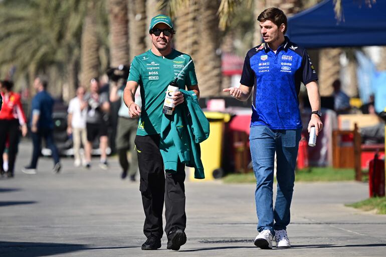 Max Verstappen (d) y Fernando Alonso, dos campeones y experimentados de la parrila de la Fórmula 1 esta temporada.