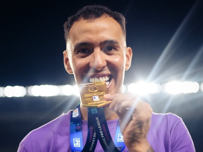 Alejandro Romero Gamarra, futbolista de Al Ain, festeja con la medalla de campeón la conquista de la UAE League.