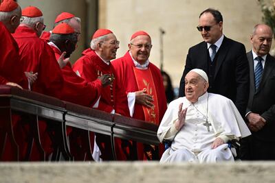 El papa Francisco apareció en la Plaza de San Pedro del Vaticano, al término de la misa del Domingo de Ramos.