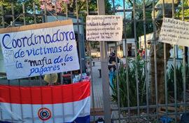 Víctimas de la "Mafia de los pagarés" se movilizan frente al Palacio de Justicia de Asunción.