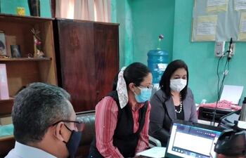 Epígrafe: Docentes participan en conversatorios online en el marco del proceso de Transformación Educativa (Foto: ABC Color).