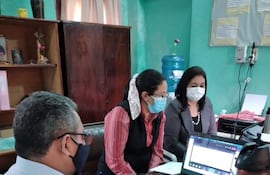 Epígrafe: Docentes participan en conversatorios online en el marco del proceso de Transformación Educativa (Foto: ABC Color).