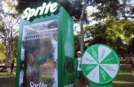 Divertidos juegos en el stand de Sprite, en la plaza de San Ber.