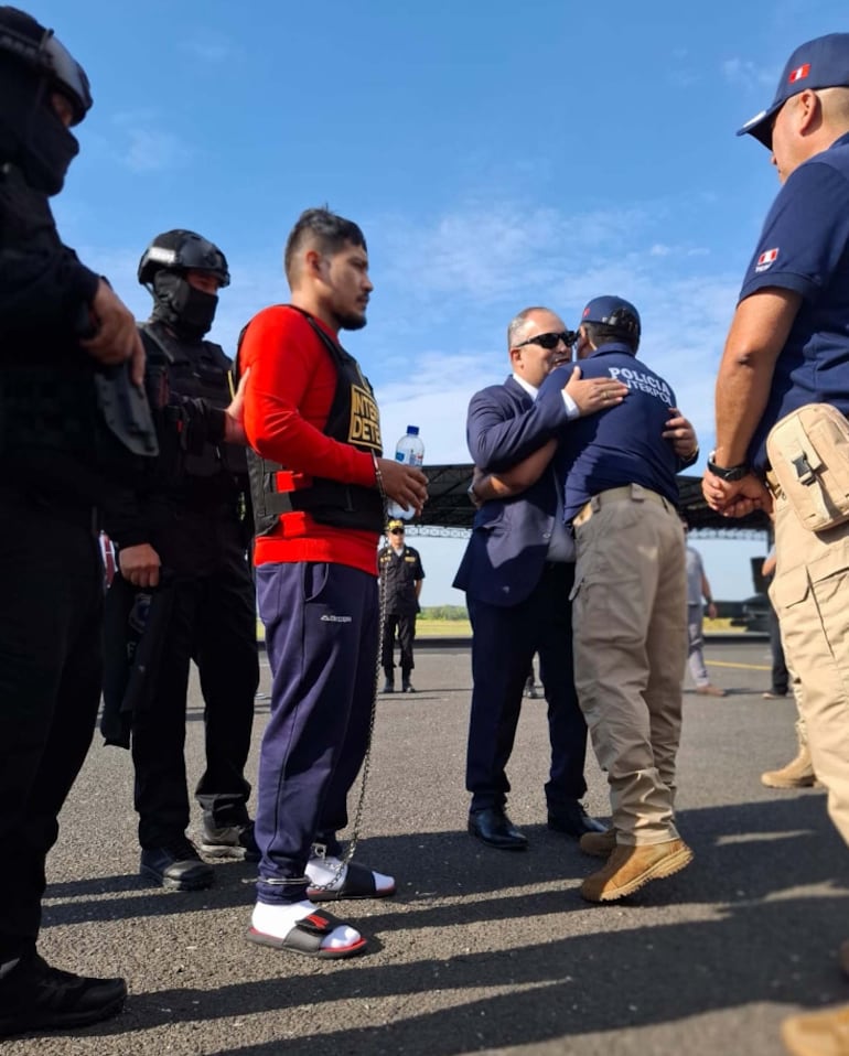 El  paraguayo Julio Maldonado se abraza con su colega peruano, en la entrega del criminal.