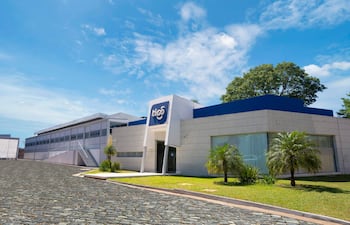Edificio moderno de Tigo con letrero visible y entorno ajardinado, sin personas presentes.