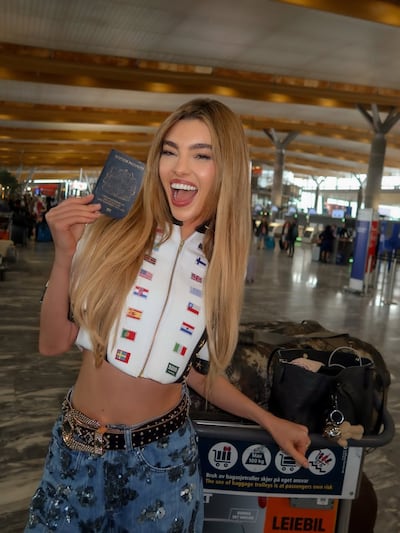 ¡Feliz rumbo a Paraguay! Chloé Chambers, la novia del piloto Oliver Solberg. Ahora, la modelo e influencer ya está en Encarnación.