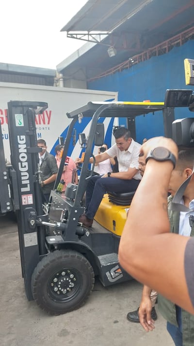 Santiago Peña en la salida de la primera tanda de kits escolares rumbo al Alto Paraguay.