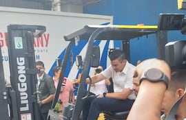 Santiago Peña en la salida de la primera tanda de kits escolares rumbo al Alto Paraguay.