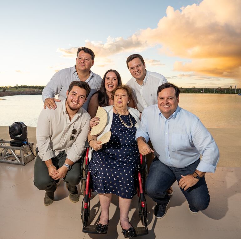 La familia Figueredo durante la inauguración del barrio cerrado Aquabrava, en la ciudad de Altos.