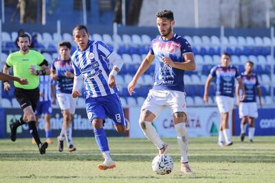 El volante zurdo de Pastoreo FC Filipe Brunetto maneja el balón ante la marca de Alejandro Núñez. (Foto: APF)