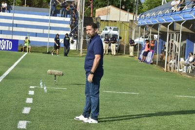 Gustavo Morínigo, entrenador de Sportivo Luqueño, en el partido frente a Olimpia por la cuarta fecha del torneo Apertura 2025 del fútbol paraguayo en el estadio Luis Salinas, en Itauguá.