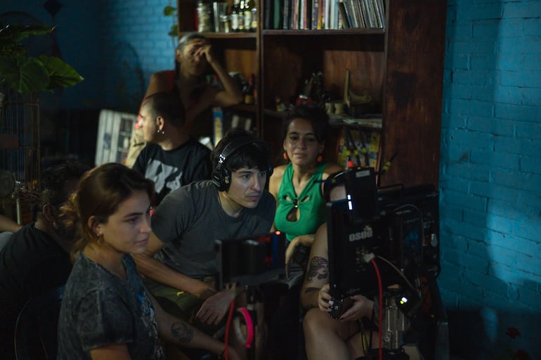 El cineasta Ángel Molina (centro) trabajando con el equipo durante el rodaje de "Bolero rojo".