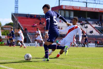 El albirrojo Leo Cristaldo ante la marca de Matías Martínez del bicolor