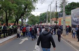 Los exobreros de Itaipú se encuentran en la Avda. Juscelino Kubitschek de Asunción.