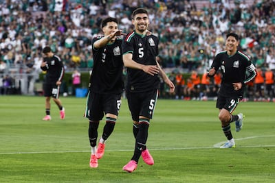El defensa de México, Johan Vásquez (5), celebra con sus compañeros de equipo tras anotar un gol durante el primer tiempo de un partido amistoso internacional de fútbol entre México y Australia en el Rose Bowl Stadium en Los Ángeles, California,