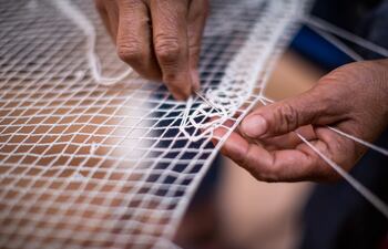 Las piezas artesanales confeccionadas tanto para el dúo como para otras colecciones son puestas en exhibición como parte de este proyecto que une arte textil, música e identidad.