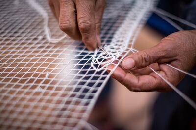 Las piezas artesanales confeccionadas tanto para el dúo como para otras colecciones son puestas en exhibición como parte de este proyecto que une arte textil, música e identidad.