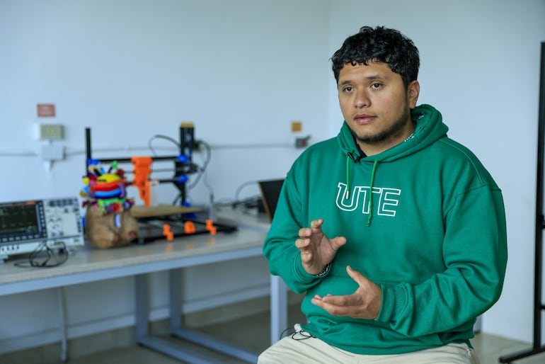 Fotografía del 13 de octubre de 2026 del estudiante de mecatrónica de la Universidad UTE, Josué Espín, hablando en una entrevista con EFE en Quito (Ecuador).