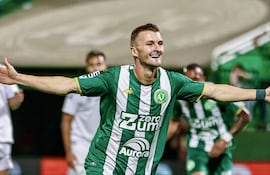 Walter Clar celebra su gol para el Chapecoense contra el Santos FC.