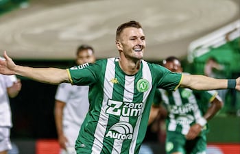 Walter Clar celebra su gol para el Chapecoense contra el Santos FC.