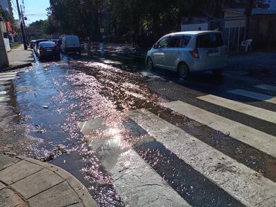 El agua que sale de la propia Municipalidad de Asunción, llena de agua la calle Capitán Villamayor y la avenida Mariscal López.